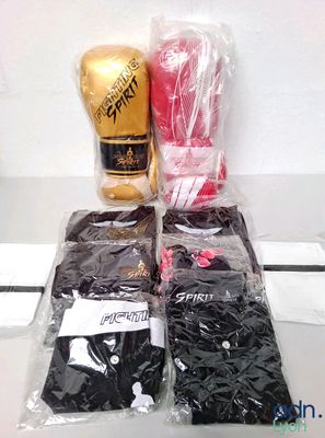 Lot d'équipements pour sports de combat : contient 2 paires …