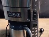 une cafetière posée sur une table en bois