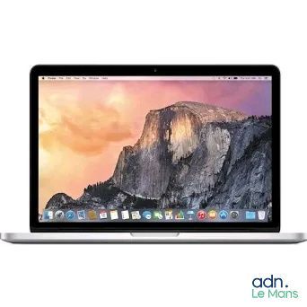 un ordinateur portable MacBook Air d'Apple avec une montagne en arrière-plan