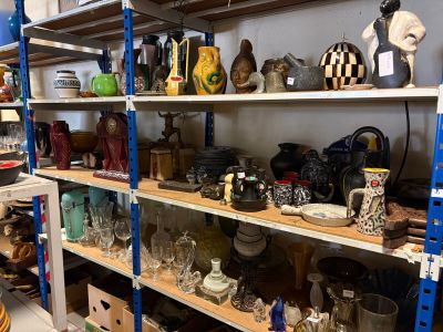 une étagère contenant de nombreux objets différents dans une pièce