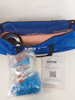 un sac bleu rempli d'objets, posé sur une table