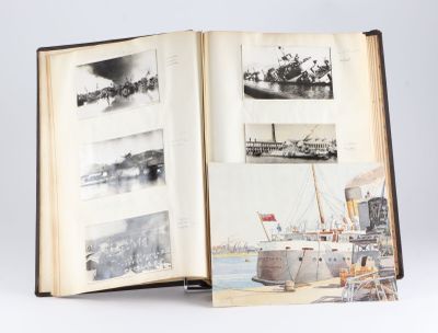 un livre ouvert sur lequel figurent des images de bateaux