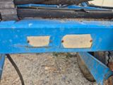 un gros plan d'un chariot bleu muni d'une poignée en métal