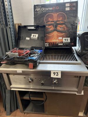 une photo d'un barbecue surmonté d'une boîte, prise dans un magasin