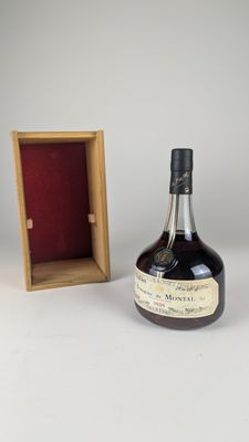 une photo d'une bouteille d'alcool posée à côté d'une caisse en bois
