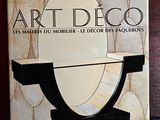 un livre posé sur une table