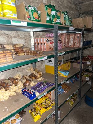 many shelves of food and snacks on the shelves