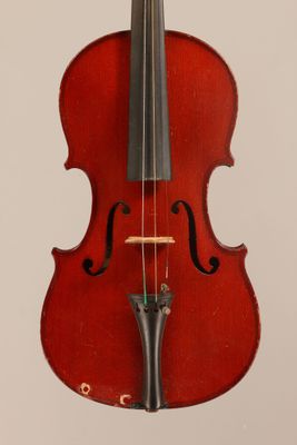 gros plan d'un violon sur fond blanc