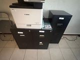 une pile de fournitures de bureau posée sur un sol carrelé