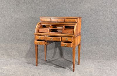 un petit bureau surmonté d'un tiroir
