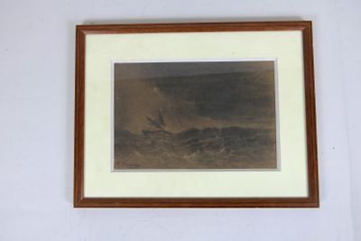 photographie encadrée représentant un bateau sur une mer agitée, dans un cadre en bois