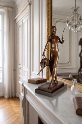 Grande sculpture en bronze à patine nuancée, représentant un…