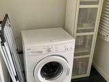 un lave-linge et un sèche-linge dans le coin d'une pièce