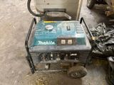 un petit générateur qui se trouve dans le garage