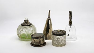 trois bocaux en verre et une bouteille en verre posés sur une surface blanche