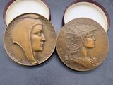 deux médailles d'or représentant les visages de deux femmes, dans un coffret