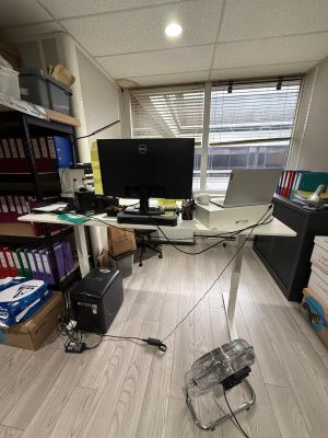 un bureau sur lequel se trouvent un écran d'ordinateur et un ordinateur portable