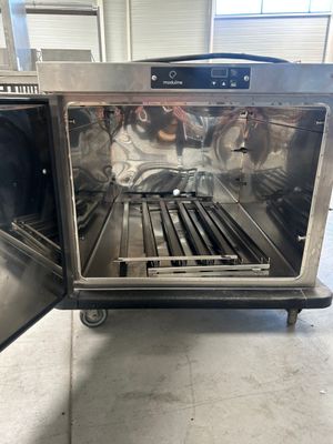 un four grille-pain posé au milieu du sol