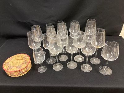 un ensemble de verres à vin et un panier posés sur une table