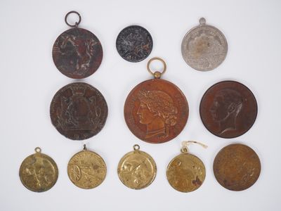 un ensemble de sept médailles en bronze et de médailles de bronze