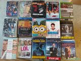 beaucoup de DVD par terre, empilés les uns sur les autres