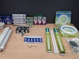 un grand nombre d'objets posés sur une table