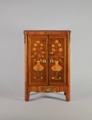 une image représentant un petit meuble à deux portes orné de fleurs