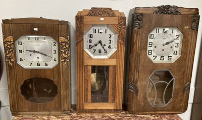 trois horloges posées les unes à côté des autres sur une table