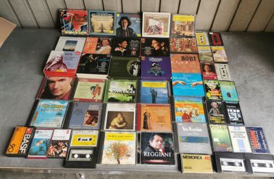 beaucoup de DVD posés par terre, les uns à côté des autres
