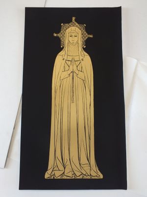 une image représentant une carte noire et dorée sur laquelle figure le dessin d'une femme portant une couronne