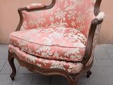 une vieille chaise recouverte de tissu rose, recouverte de tissu rose, recouverte de tissu rose, recouverte de tissu rose, recouverte de tissu rose