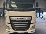 une photo d'un camion blanc garé dans un garage