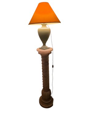 l'image d'une lampe posée sur une table