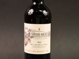 une bouteille de vin posée sur une table