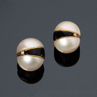 une paire de boucles d'oreilles en perles de culture et diamants
