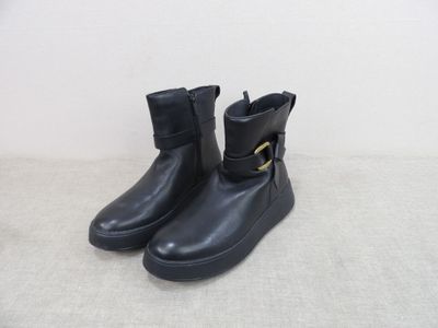 bottines en cuir noir avec des boucles et une boucle dorée sur le côté