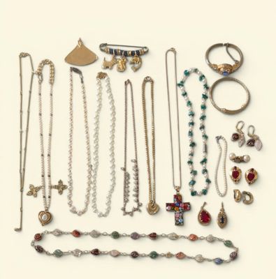 de nombreux colliers et bracelets disposés sur une surface blanche