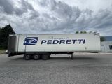 une photo d'un camion de livraison garé sur un parking