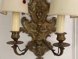 deux lampes accrochées au mur l'une à côté de l'autre