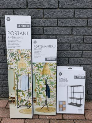 quelques cartons posés sur un sol en briques, à côté d'un mur de briques