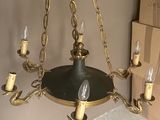 un lustre suspendu au plafond d'une pièce