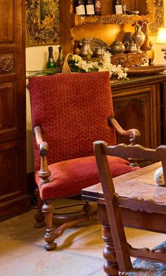 un chat assis sur une table au milieu d'une pièce