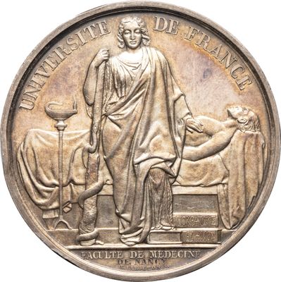 une image représentant une médaille d'argent sur laquelle figurent une femme et un chien