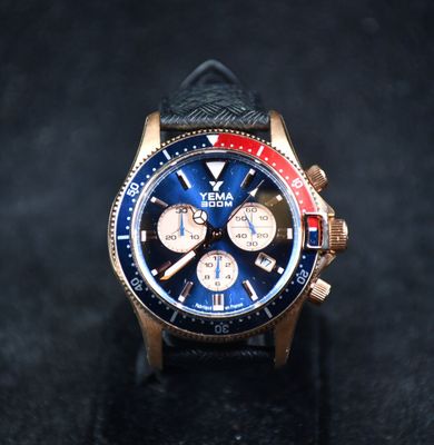 gros plan d'une montre sur une surface noire