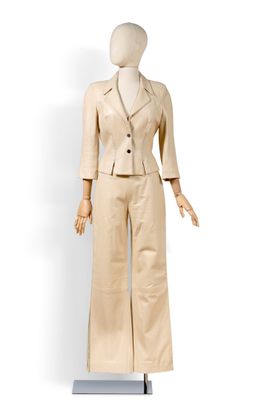 une photo d'un mannequin vêtu d'un costume beige et d'une cravate