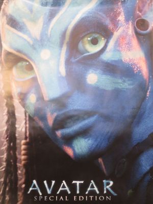 un gros plan d'une personne dont le visage est peint en bleu