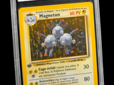 gros plan d'une carte pokemon dans un étui en plastique