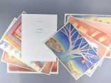 beaucoup de cartes et un livre posés sur une table