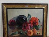une photo d'un vase et une photo de fleurs posées sur une table