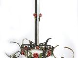 un lustre orné de roses, suspendu au plafond